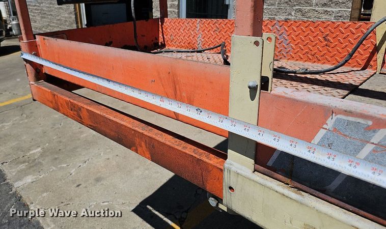 image for item DQ0162 2000 JLG 1932-E2  scissor lift