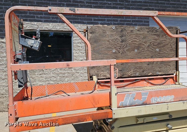 image for item DQ0162 2000 JLG 1932-E2  scissor lift