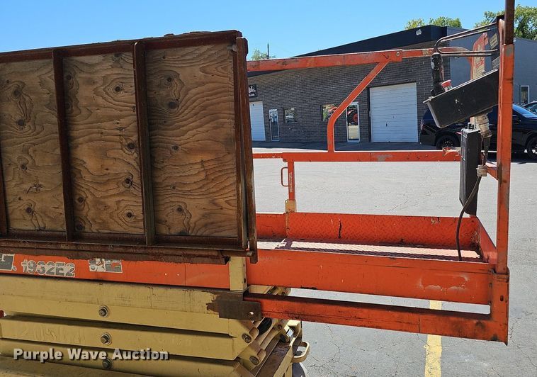 image for item DQ0162 2000 JLG 1932-E2  scissor lift