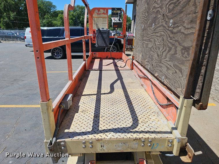 image for item DQ0162 2000 JLG 1932-E2  scissor lift