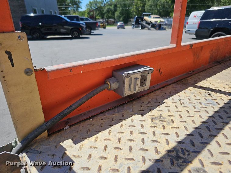 image for item DQ0162 2000 JLG 1932-E2  scissor lift