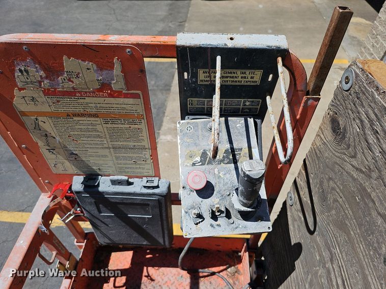 image for item DQ0162 2000 JLG 1932-E2  scissor lift