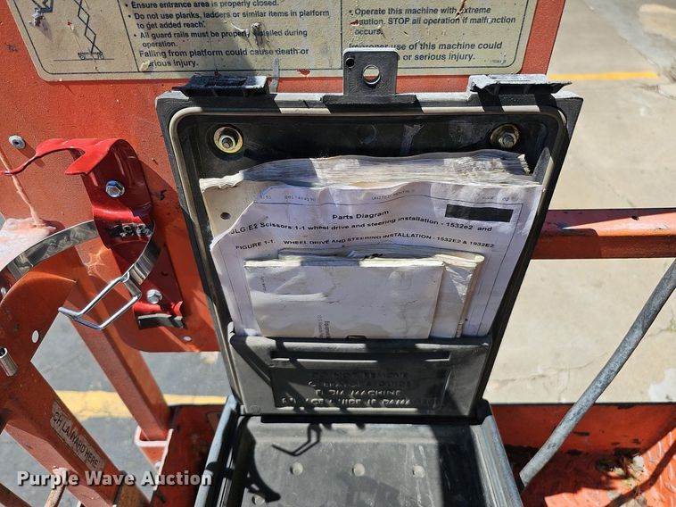 image for item DQ0162 2000 JLG 1932-E2  scissor lift