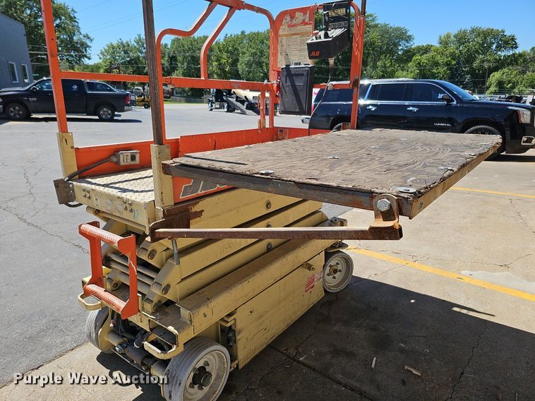 image for item DQ0162 2000 JLG 1932-E2  scissor lift