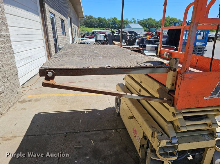 image for item DQ0162 2000 JLG 1932-E2  scissor lift