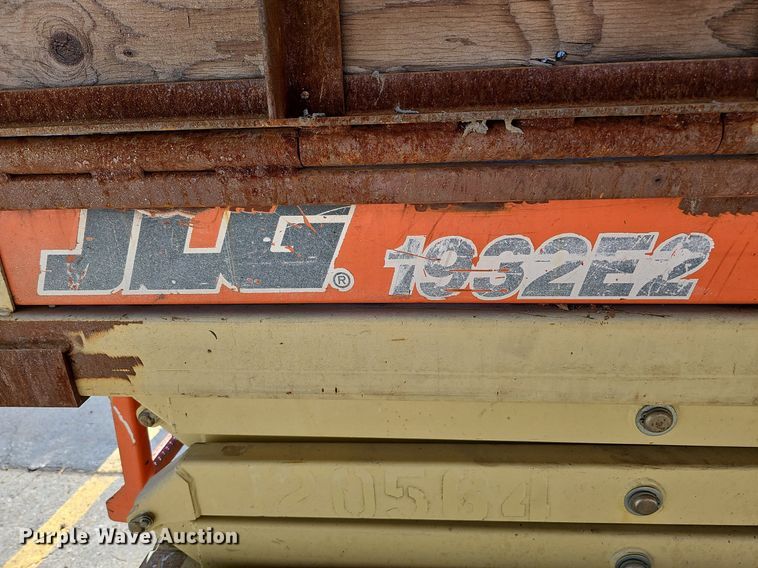 image for item DQ0162 2000 JLG 1932-E2  scissor lift