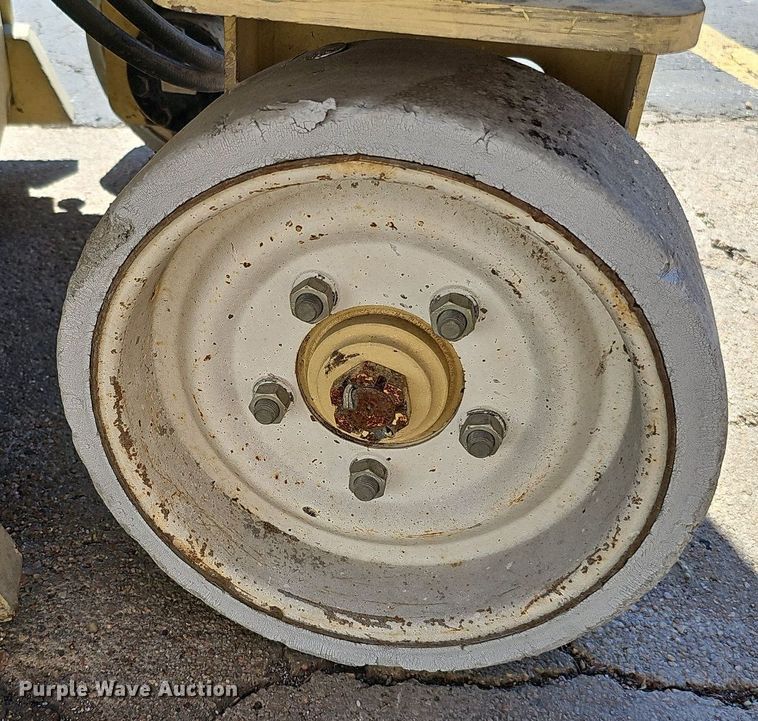 image for item DQ0162 2000 JLG 1932-E2  scissor lift