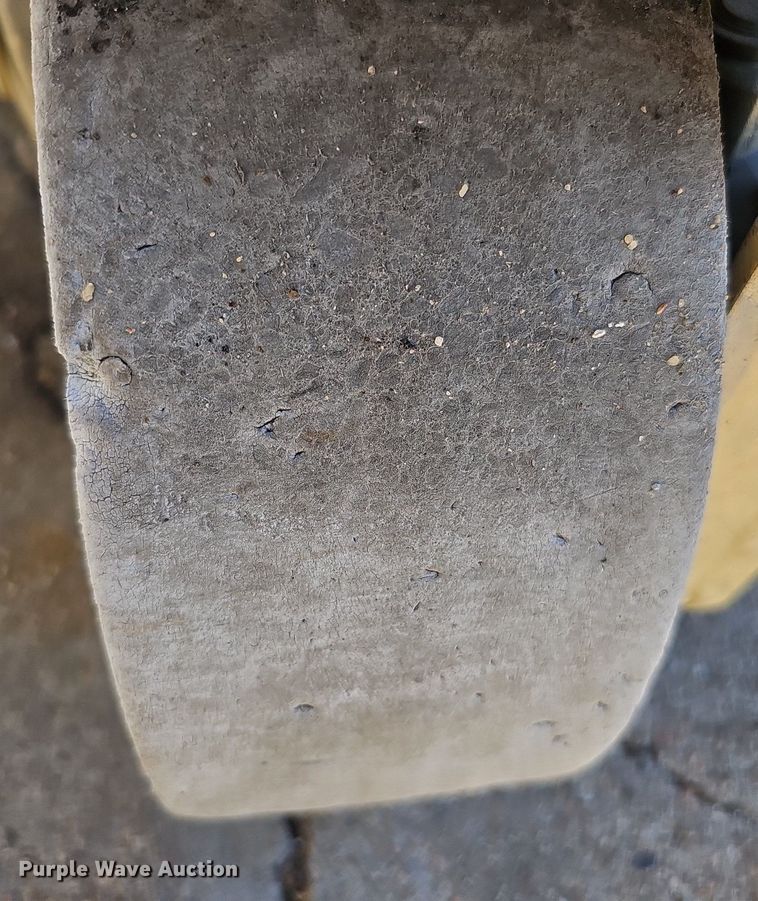 image for item DQ0162 2000 JLG 1932-E2  scissor lift