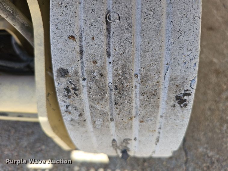 image for item DQ0162 2000 JLG 1932-E2  scissor lift