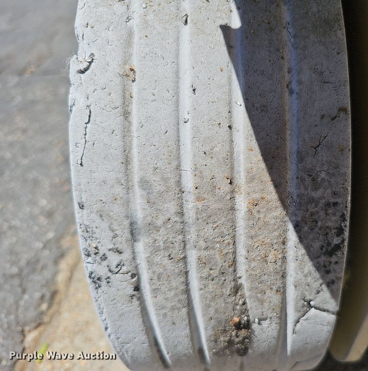 image for item DQ0162 2000 JLG 1932-E2  scissor lift