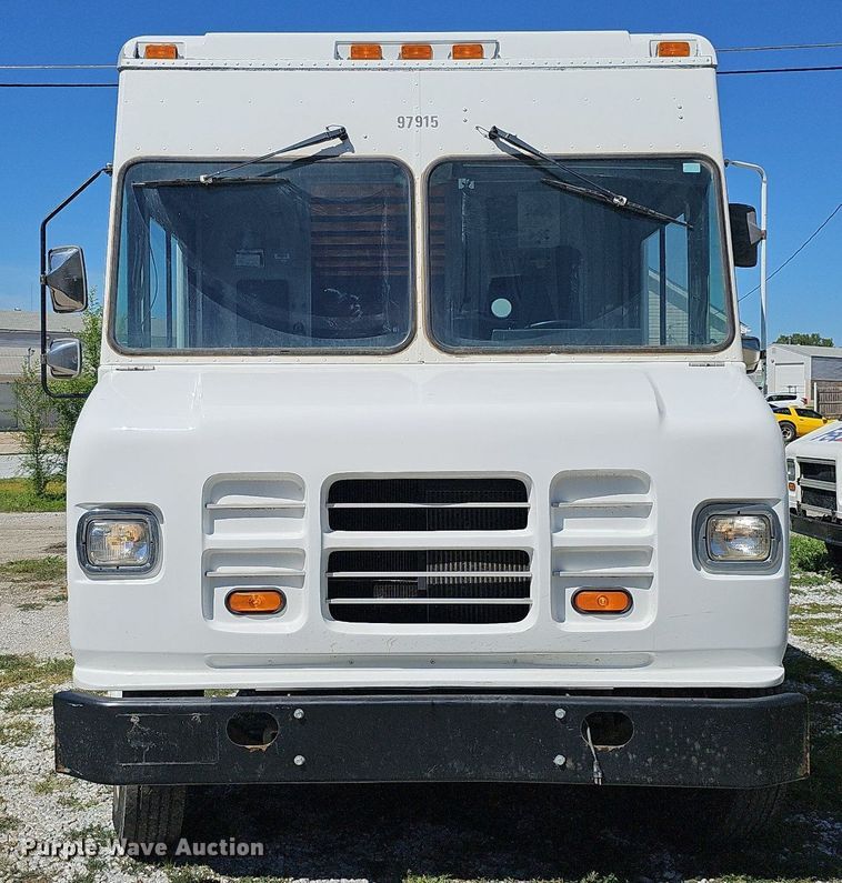 image for item DQ0186 2003 International 1652-SC  delivery truck