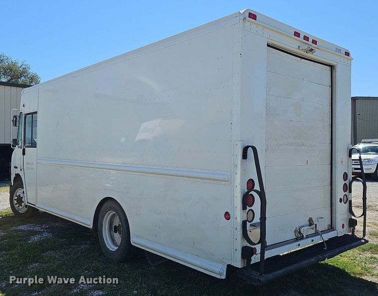 image for item DQ0186 2003 International 1652-SC  delivery truck