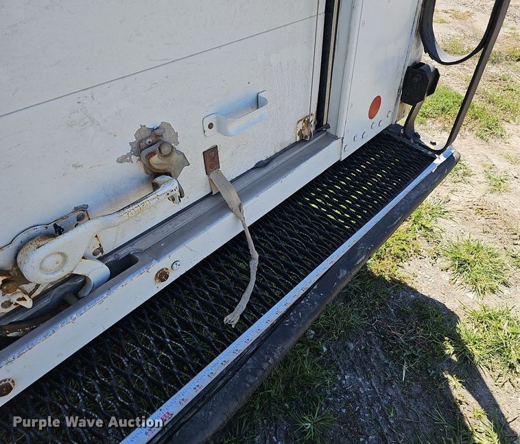 image for item DQ0186 2003 International 1652-SC  delivery truck