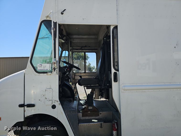 image for item DQ0186 2003 International 1652-SC  delivery truck