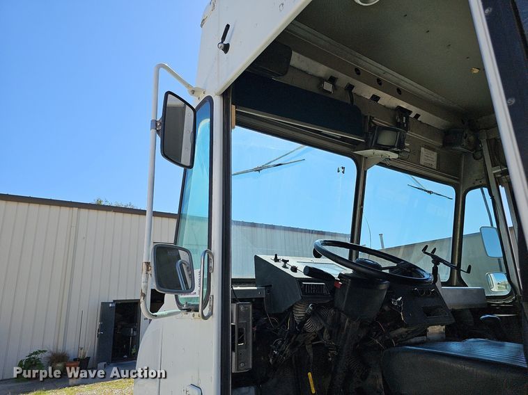 image for item DQ0186 2003 International 1652-SC  delivery truck