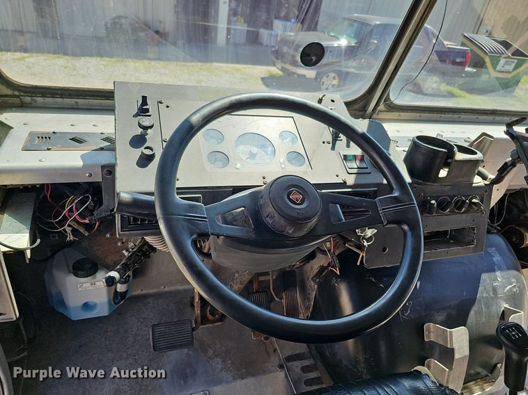 image for item DQ0186 2003 International 1652-SC  delivery truck