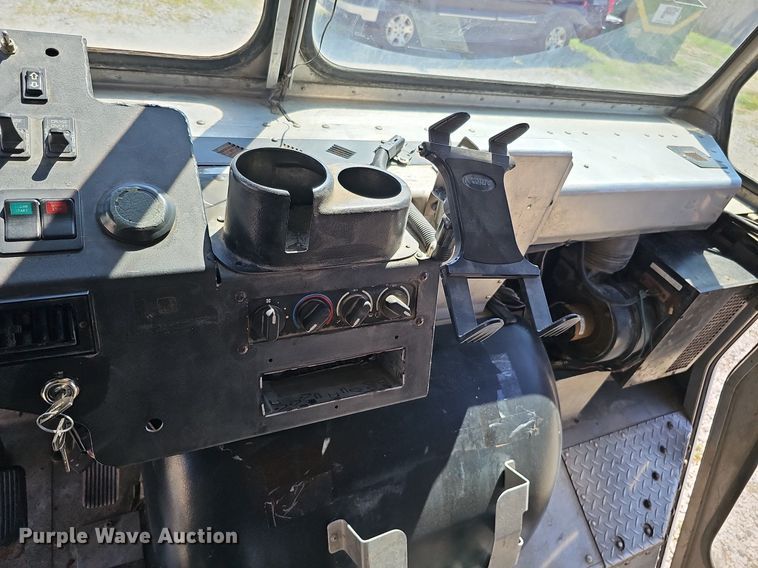 image for item DQ0186 2003 International 1652-SC  delivery truck