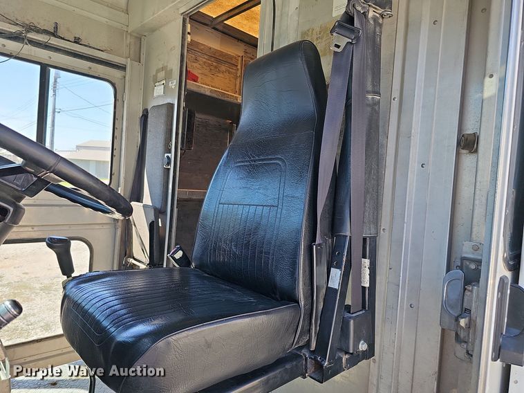 image for item DQ0186 2003 International 1652-SC  delivery truck