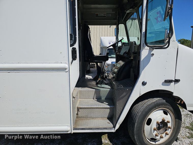 image for item DQ0186 2003 International 1652-SC  delivery truck