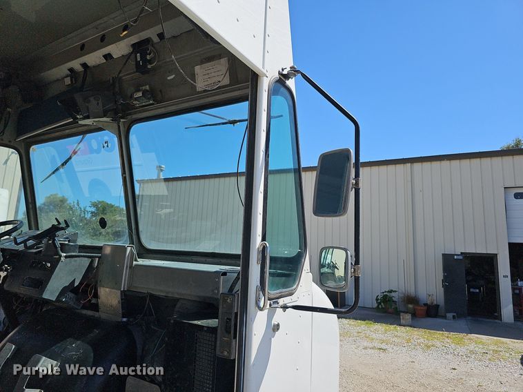 image for item DQ0186 2003 International 1652-SC  delivery truck