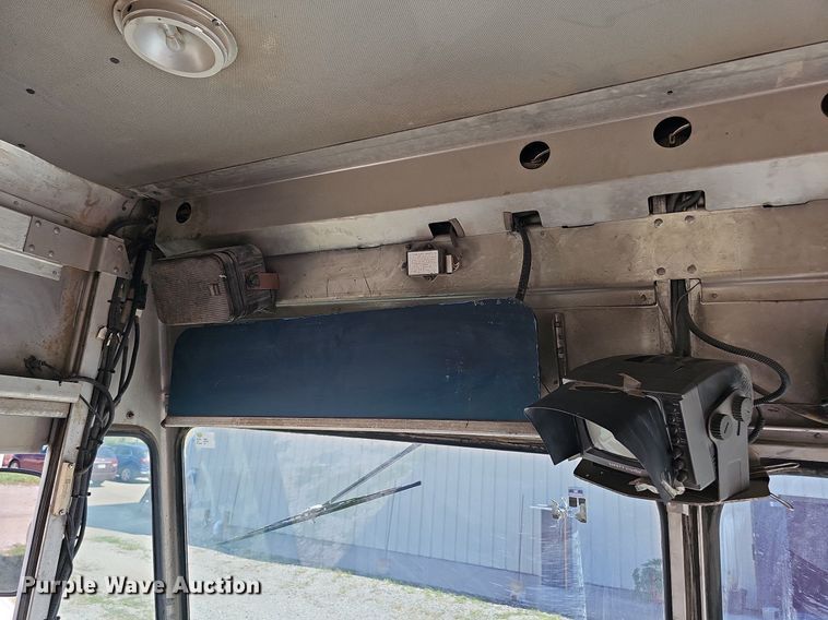 image for item DQ0186 2003 International 1652-SC  delivery truck