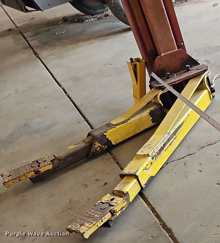 image for item DQ0193 Rotary lift  two post automotive lift