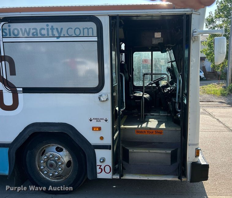 image for item DQ0878 1999 Gillig C12D102N4  bus