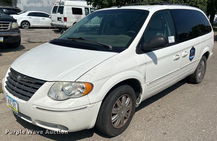 image for item DQ0882 2007 Chrysler Town and County  van