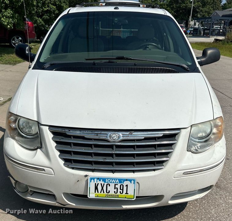 image for item DQ0882 2007 Chrysler Town and County  van