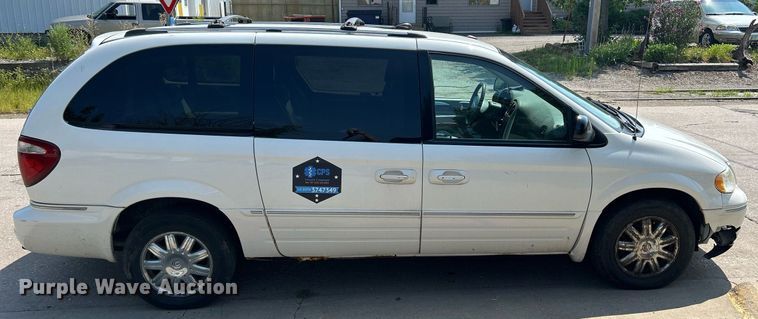 image for item DQ0882 2007 Chrysler Town and County  van