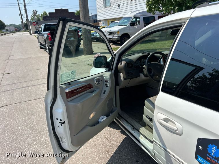 image for item DQ0882 2007 Chrysler Town and County  van