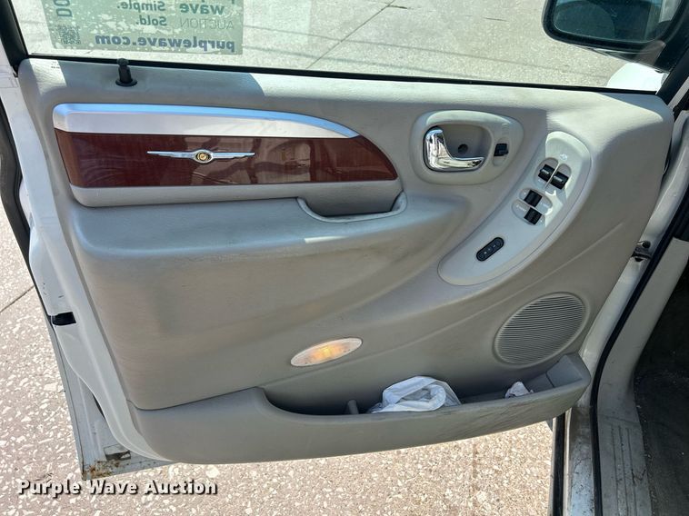 image for item DQ0882 2007 Chrysler Town and County  van