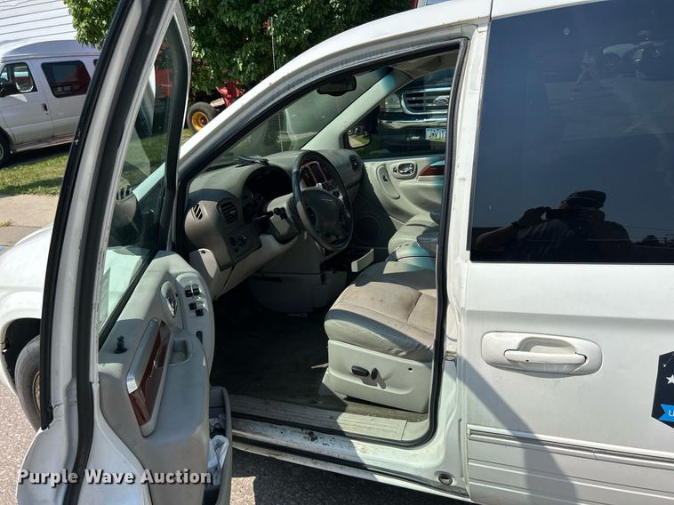 image for item DQ0882 2007 Chrysler Town and County  van