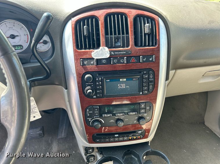 image for item DQ0882 2007 Chrysler Town and County  van