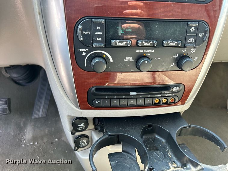 image for item DQ0882 2007 Chrysler Town and County  van