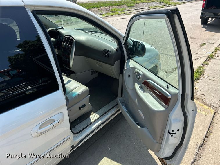 image for item DQ0882 2007 Chrysler Town and County  van