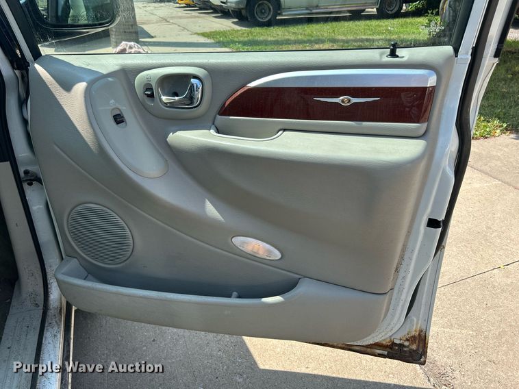 image for item DQ0882 2007 Chrysler Town and County  van