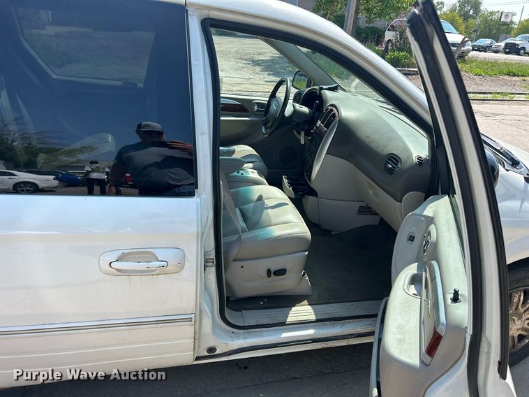 image for item DQ0882 2007 Chrysler Town and County  van