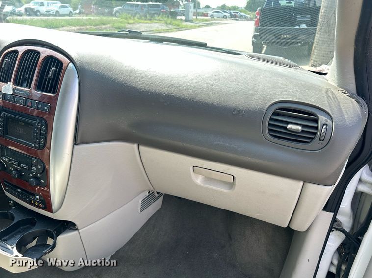 image for item DQ0882 2007 Chrysler Town and County  van