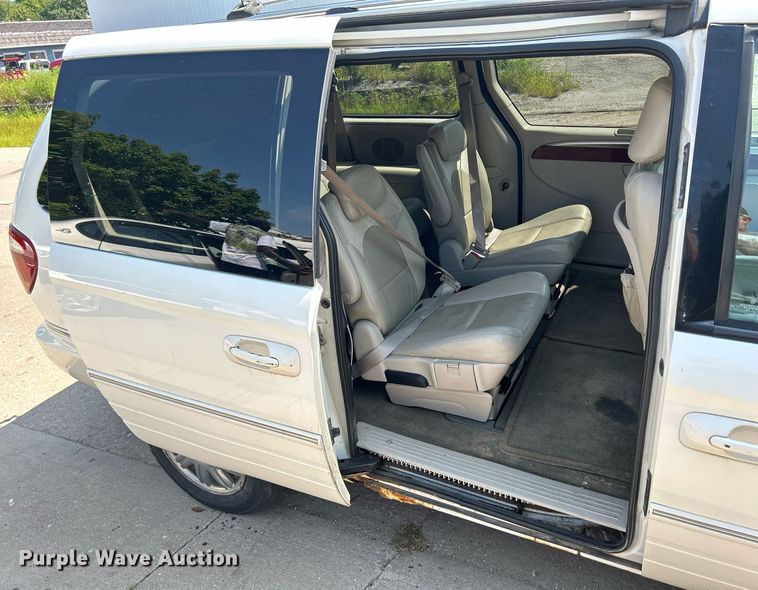image for item DQ0882 2007 Chrysler Town and County  van