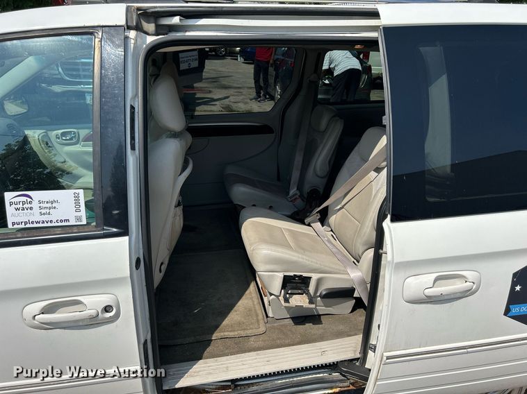 image for item DQ0882 2007 Chrysler Town and County  van