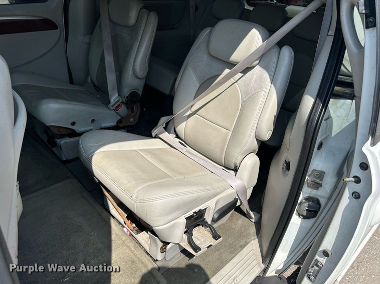 image for item DQ0882 2007 Chrysler Town and County  van