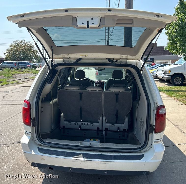 image for item DQ0882 2007 Chrysler Town and County  van