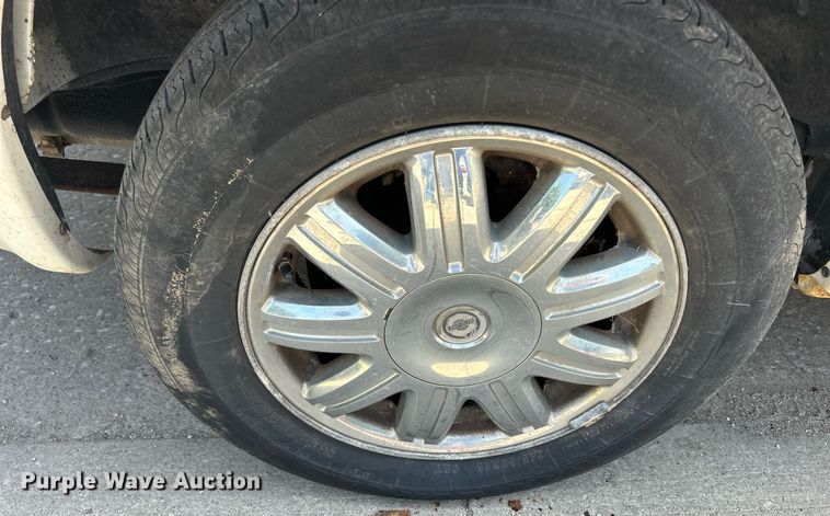 image for item DQ0882 2007 Chrysler Town and County  van