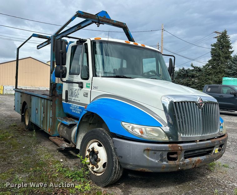image for item DQ0900 2007 International 4300  flatbed truck