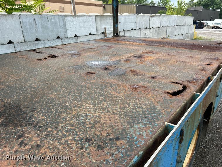 image for item DQ0900 2007 International 4300  flatbed truck