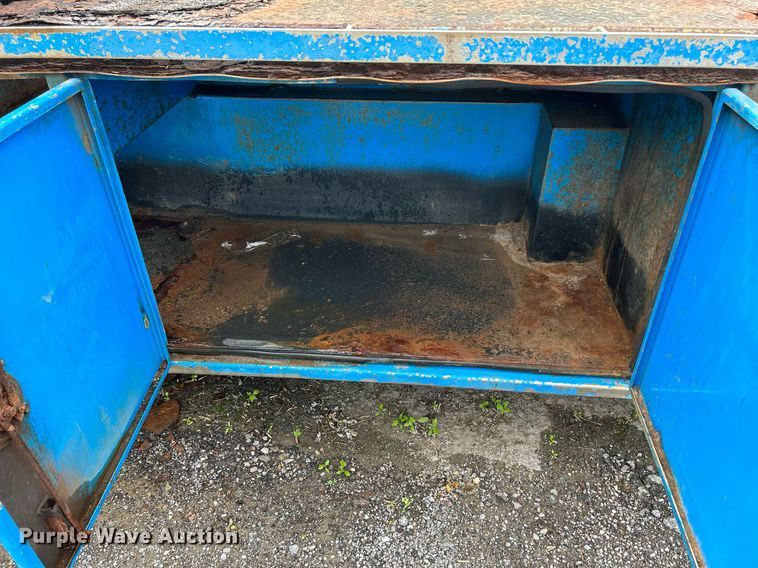 image for item DQ0900 2007 International 4300  flatbed truck