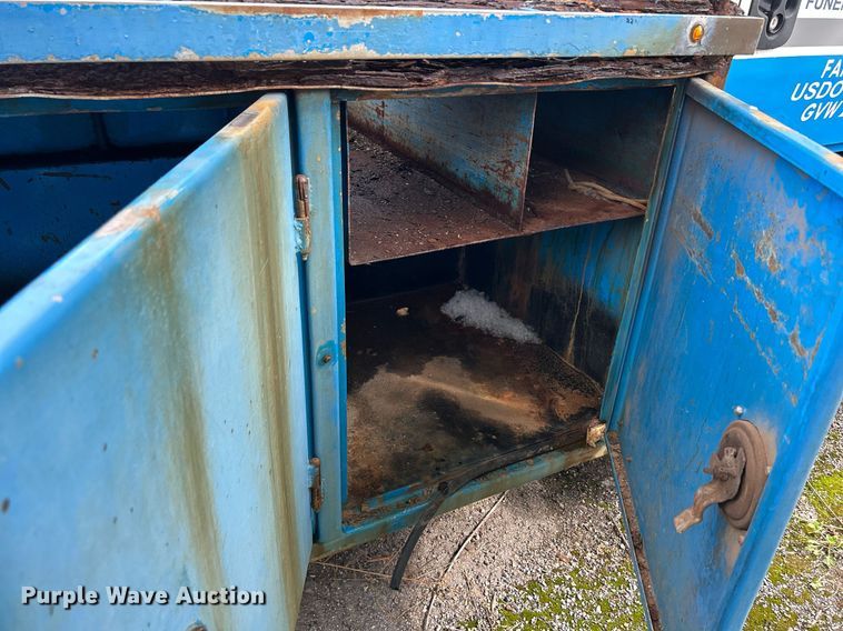 image for item DQ0900 2007 International 4300  flatbed truck