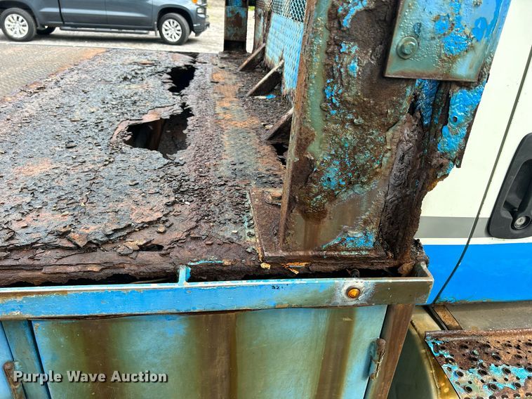 image for item DQ0900 2007 International 4300  flatbed truck