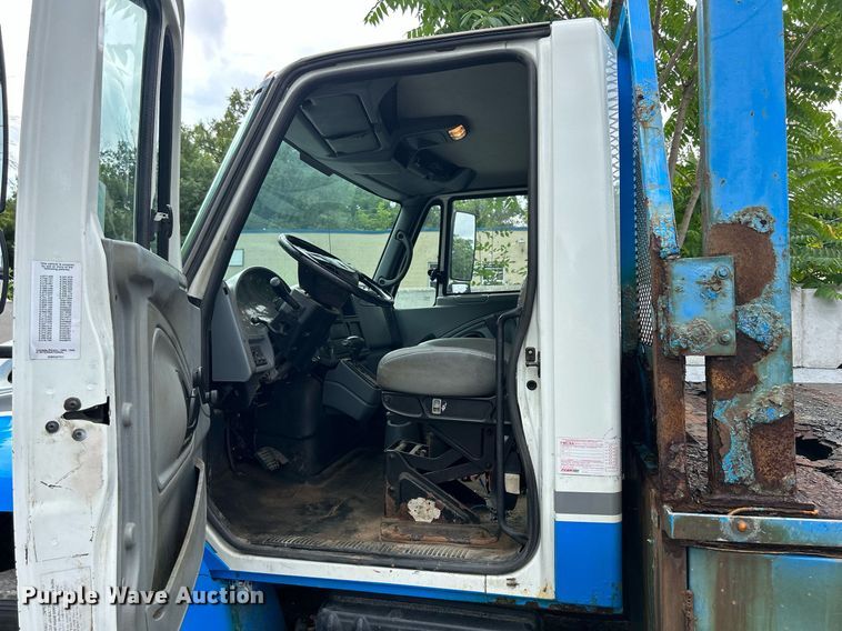 image for item DQ0900 2007 International 4300  flatbed truck